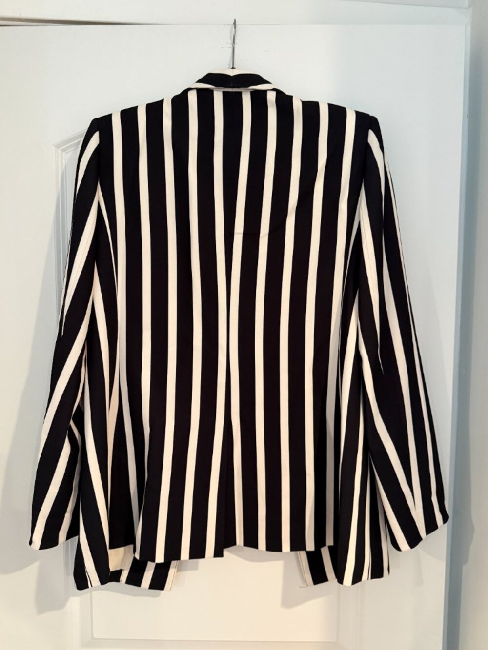 Alice + Olivia Black & White Striped Blazer | Size 8 - Picture 5 of 7